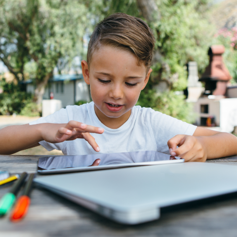 A boy counting along with a tablet, one-on-one learning